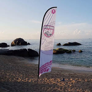 Mùa hè sôi động của các hoạt động Team building, event tại bãi biển sử dụng cờ cánh buồm, cờ phướn, cờ lưỡi đao
