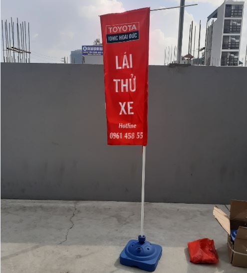 Xưởng may cờ Kim Flags sản xuất cờ cánh buồm, cờ giọt lệ, cờ phướn, cờ bãi biển cho Toyota Hoài Đức